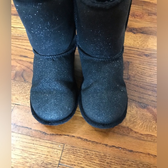 Girls Sparkling Black Ugg Boots Classic II
Size 2
Smoke Free Home
Bundle… - Picture 11 of 16